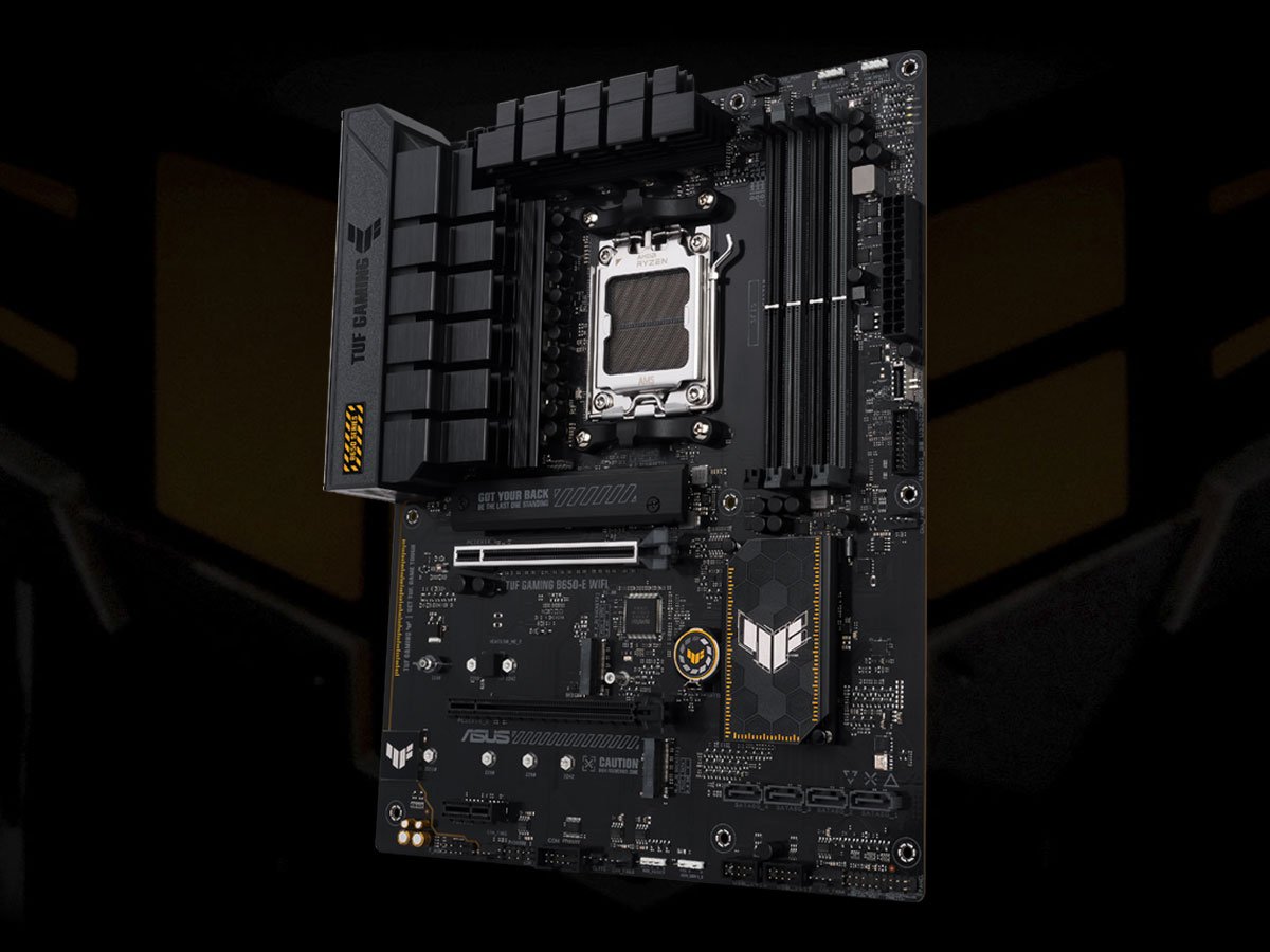 ASUS TUF GAMING B650-E WIFI вид справа