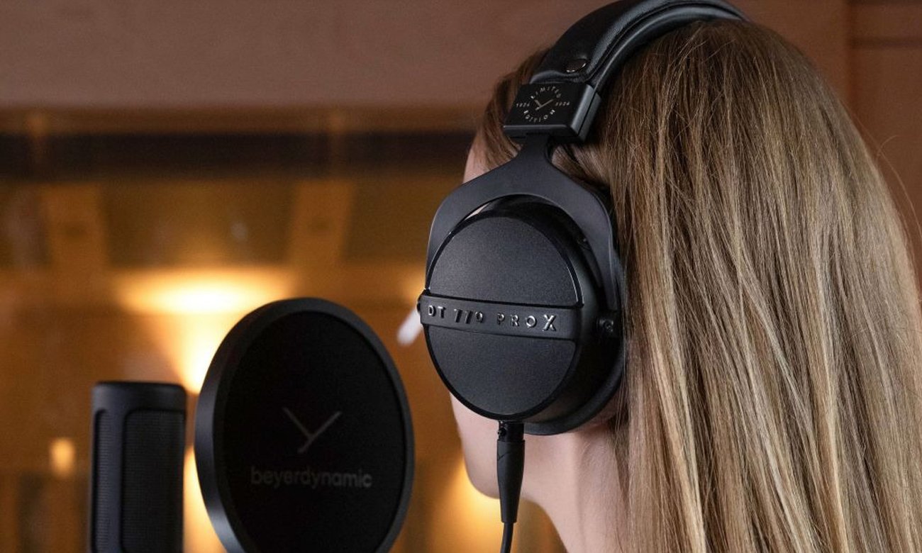 Наушники Beyerdynamic DT770 PRO X Limited Edition 48 Ом – графика стиля жизни