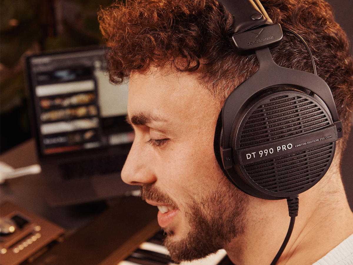 Наушники Beyerdynamic DT990 Pro Limited Black Edition 250Ohm - Lifestyle graphics