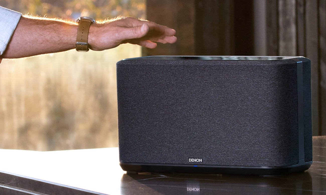 Голосовое и сенсорное управление на колонке Denon Home 350