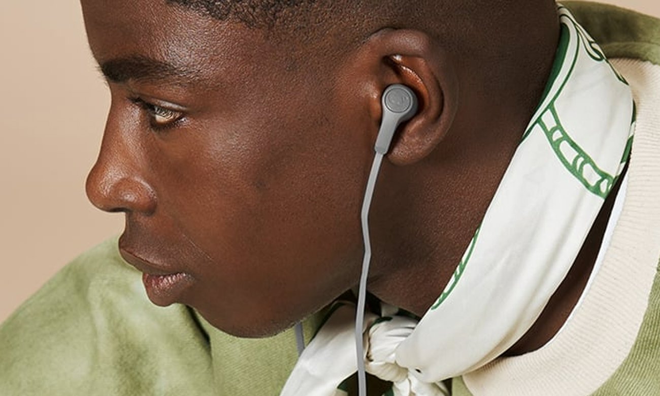 Свіжий N Rebel Flow слухає музику