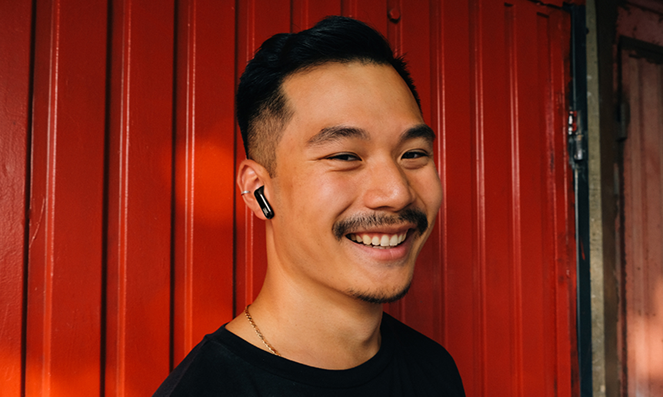 Беспроводные наушники JBL Live Flex Black - Lifestyle Graphics