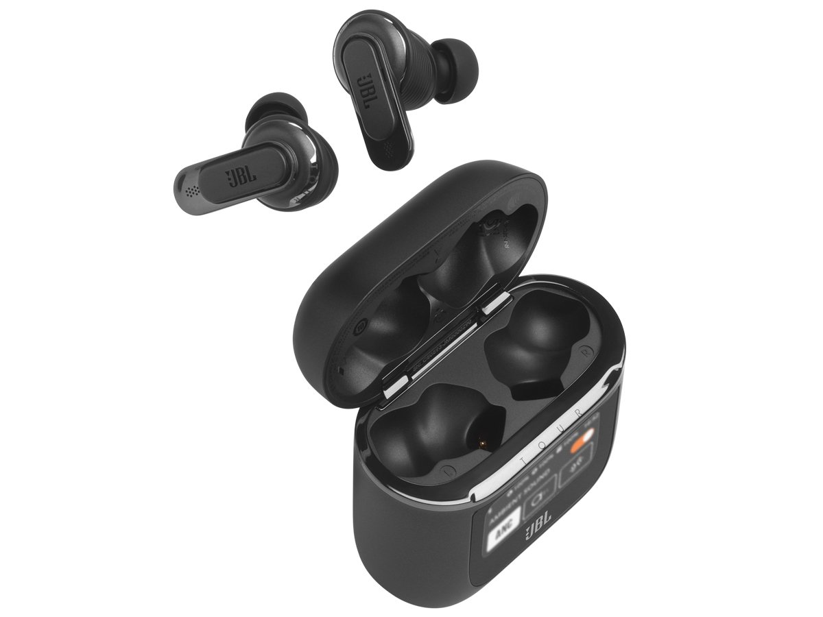 Беспроводные наушники JBL Tour Pro 2 Black – вид спереди под углом с открытым зарядным футляром