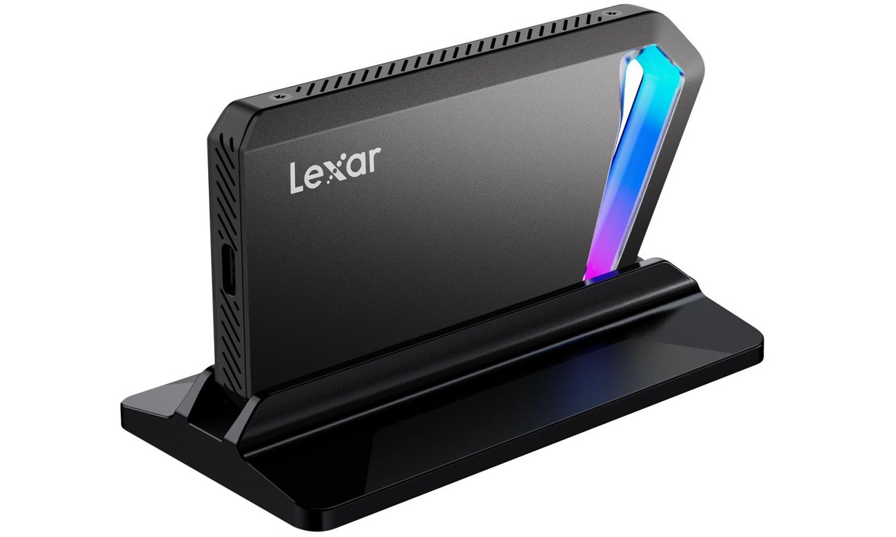 Портативный внешний SSD-накопитель Lexar SL660 BLAZE Gaming – угловой вид спереди с подставкой