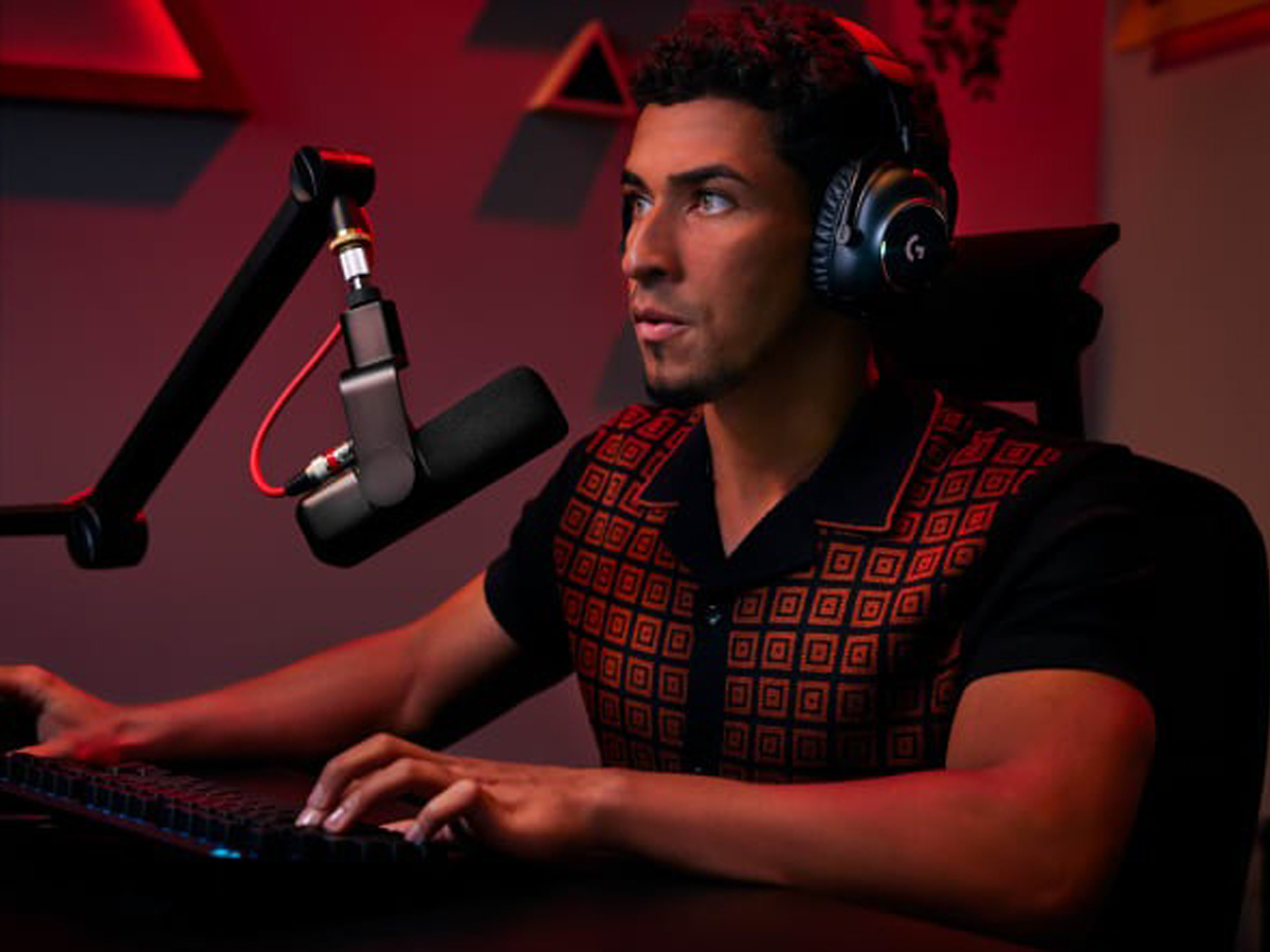 Черный микрофон Logitech Yeti GX – стиль жизни