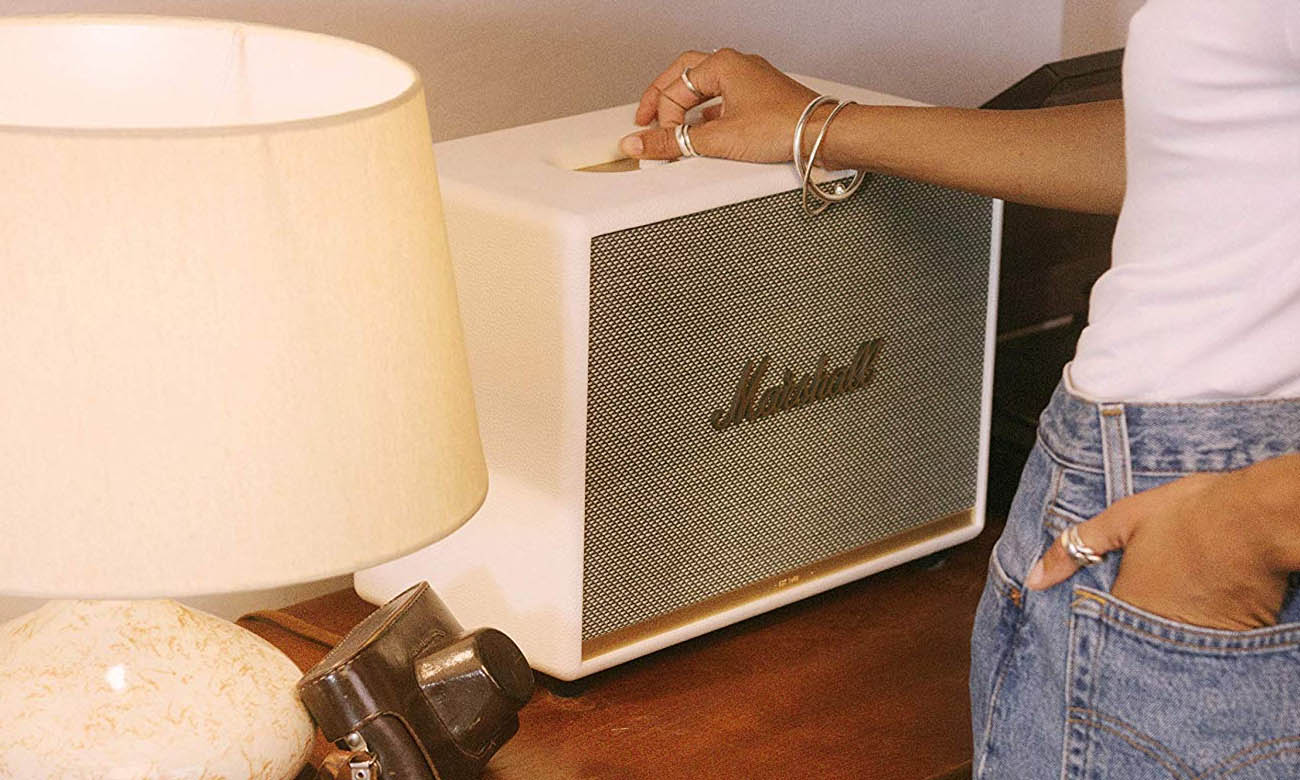 Класичний дизайн колонки Marshall Woburn II White