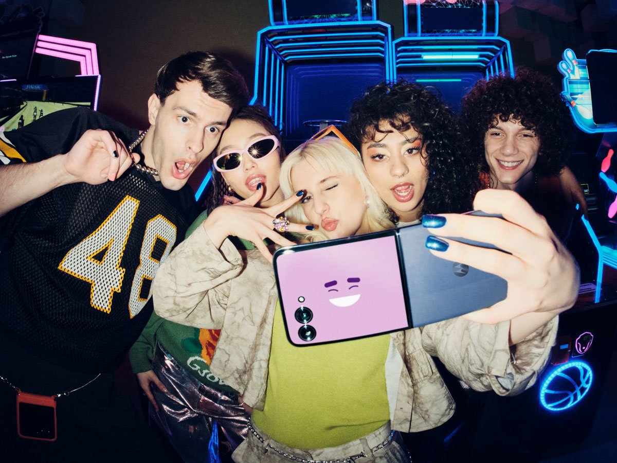 Motorola razr 50 ultra 5G Селфі фото з друзями