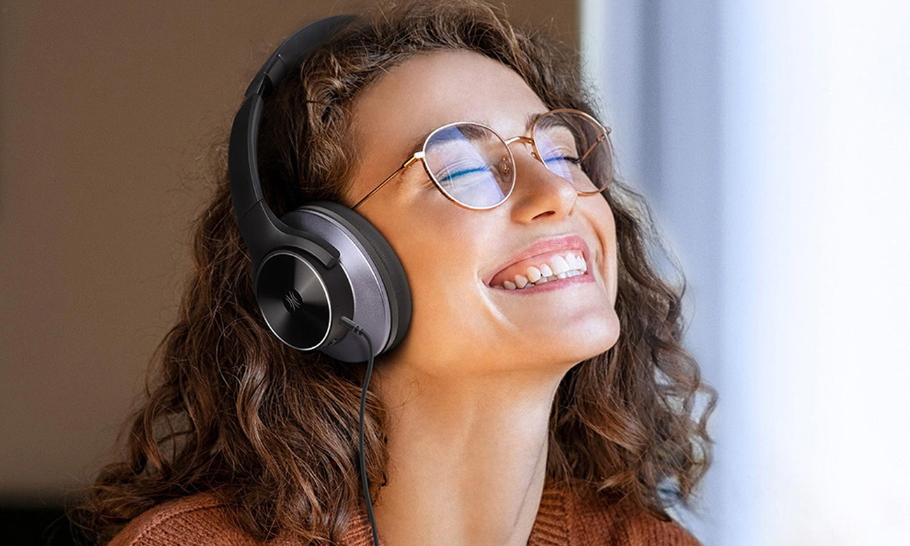 OneOdio A10 слухає музику