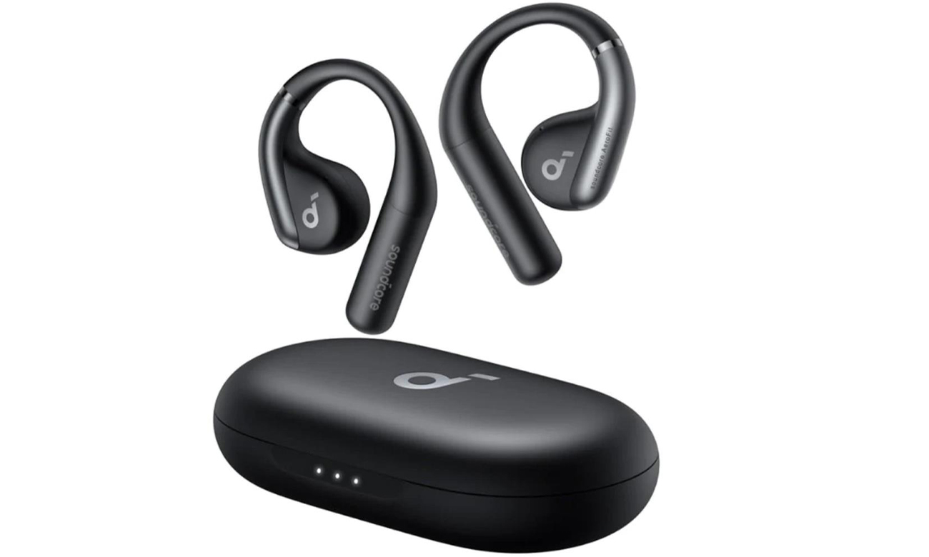 Беспроводные наушники SoundCore AeroFit Black – вид спереди под углом с закрытым зарядным футляром