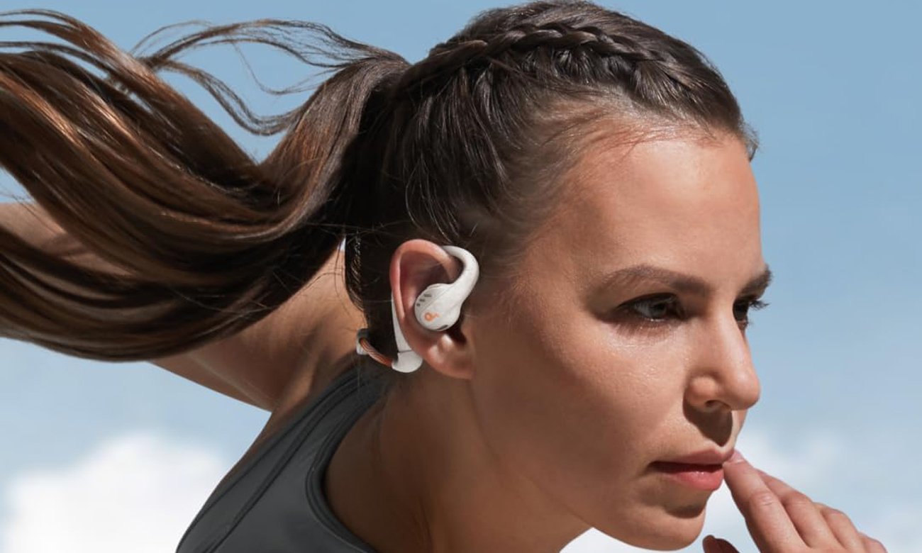 Беспроводные наушники SoundCore AeroFit Pro White - Lifestyle Graphics