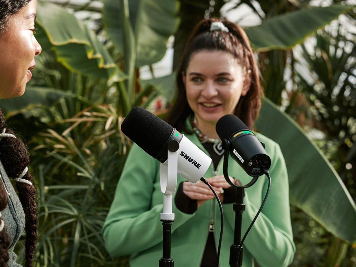 Микрофон Shure MV7+ белый – стиль жизни